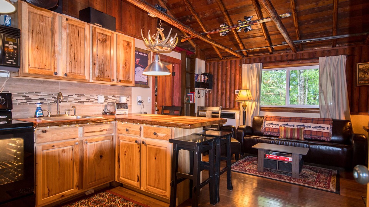 Packwood Cabin | Cozy Packwood Ski Cabin near White Pass and Mt Rainier