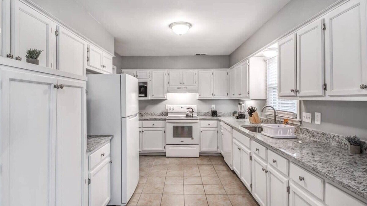 Cordova House | Cozy Patio, Mins to Downtown! Cordova Colonial