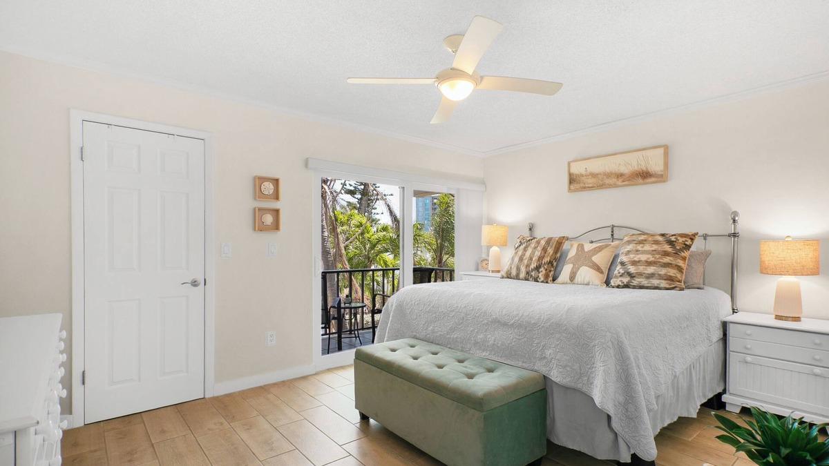 Sarasota Apartment | Cozy & peaceful 1 bedroom condo with a balcony a block from Lido Beach