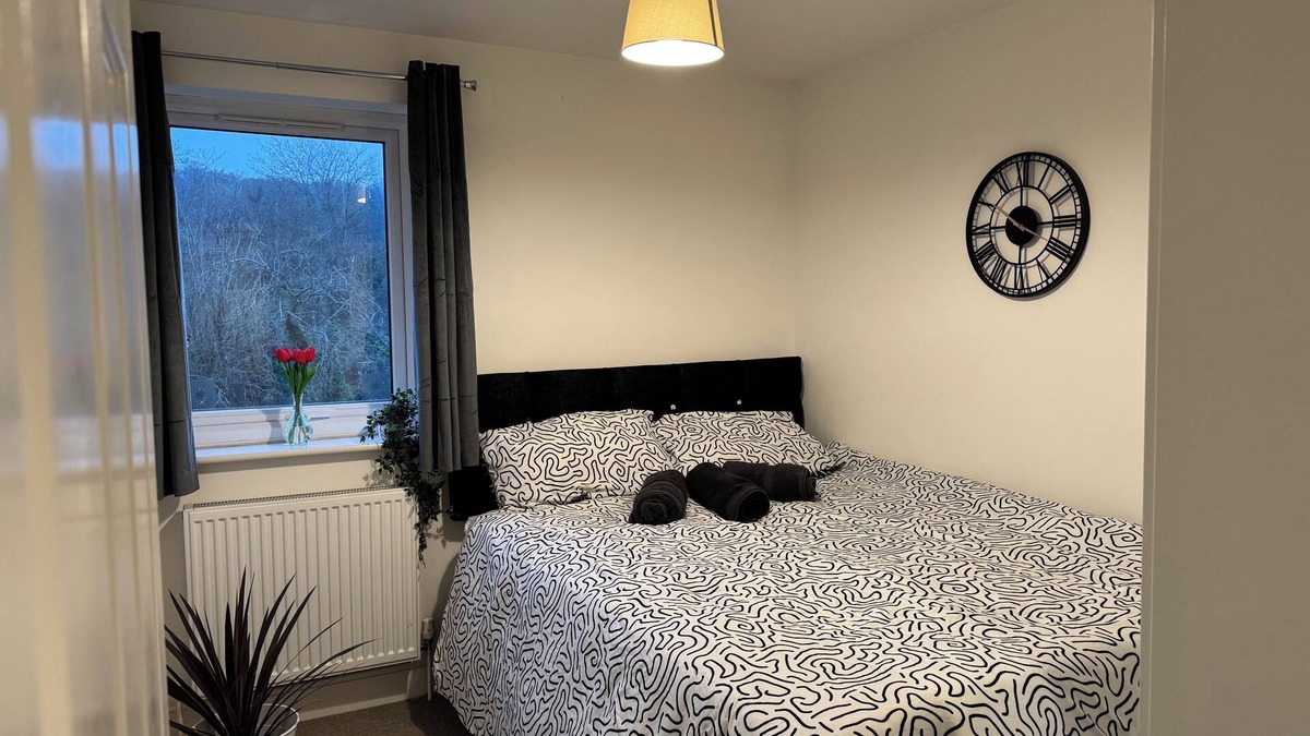 Luton Apartment | Cozy peaceful apartment in the centre of Luton near Airport,Train Station and FC