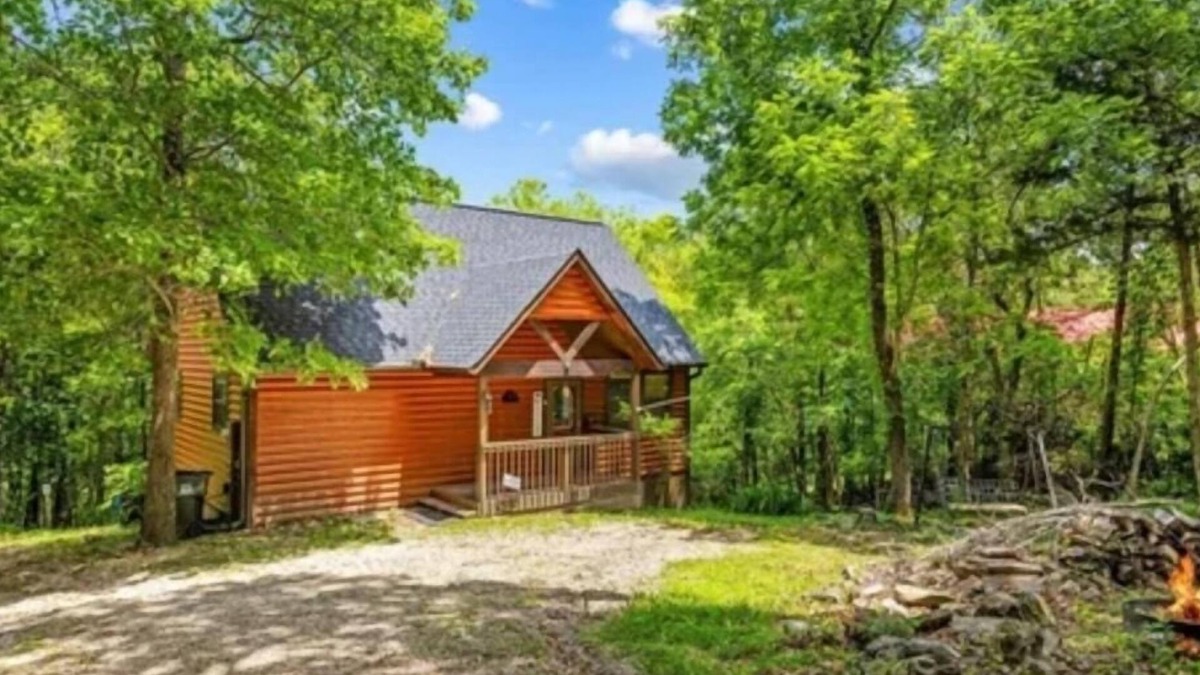 Golden Cabin | Cozy peaceful cabin with games, massage chair and fire pit! Bring your kayaks!