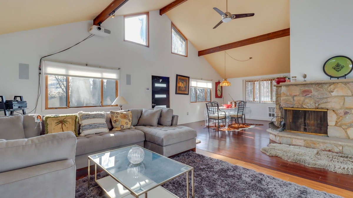Effort House | Cozy Pennsylvania Home w/Pool Table & Pool Access