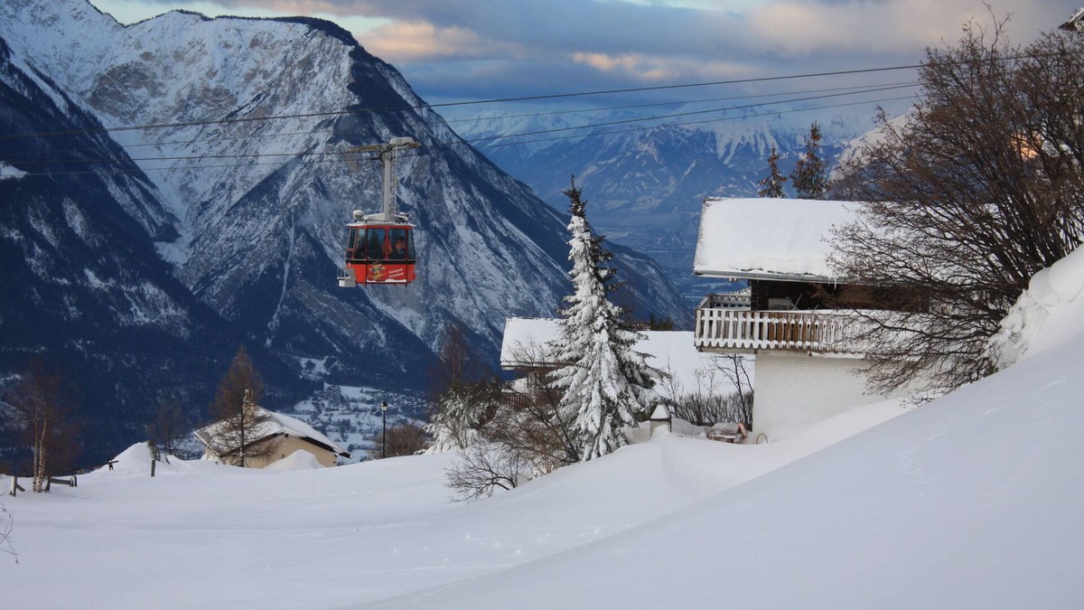 Gampel Apartment | Cozy penthouse in Swiss Chalet Style