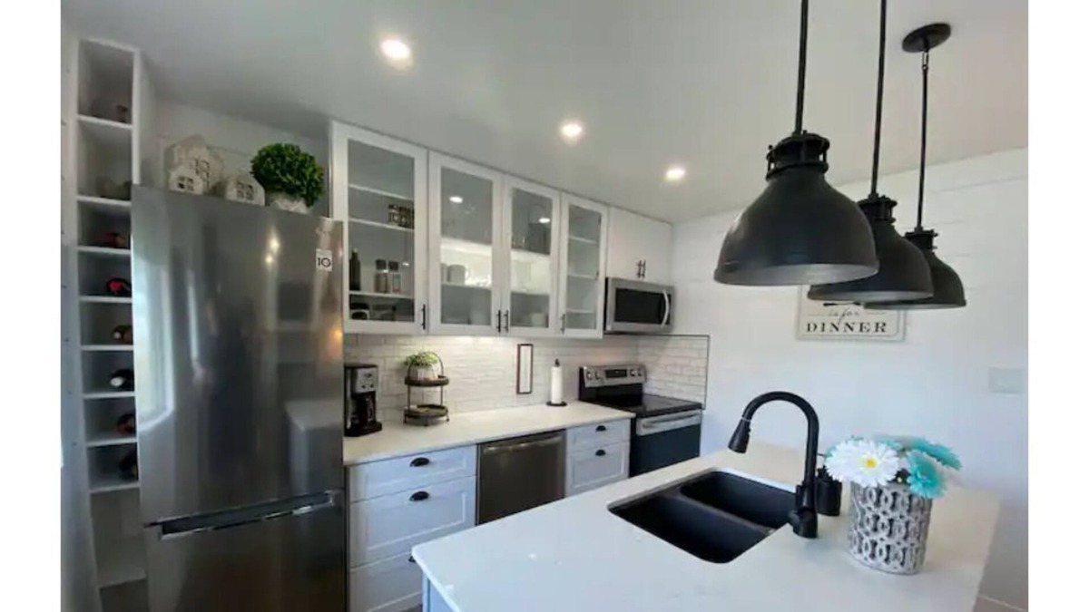 Prince George House | Cozy Pet Friendly Farmhouse Style Near Hospital