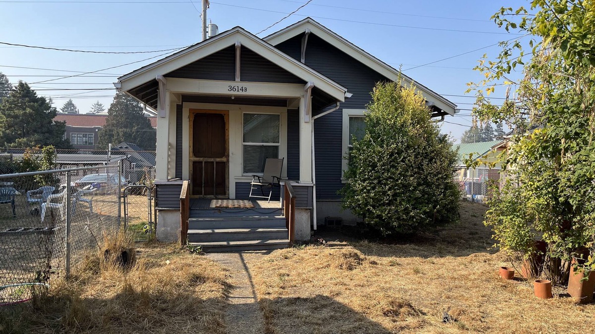 South End Cottage | Cozy pet friendly cottage nestled a quiet backyard.