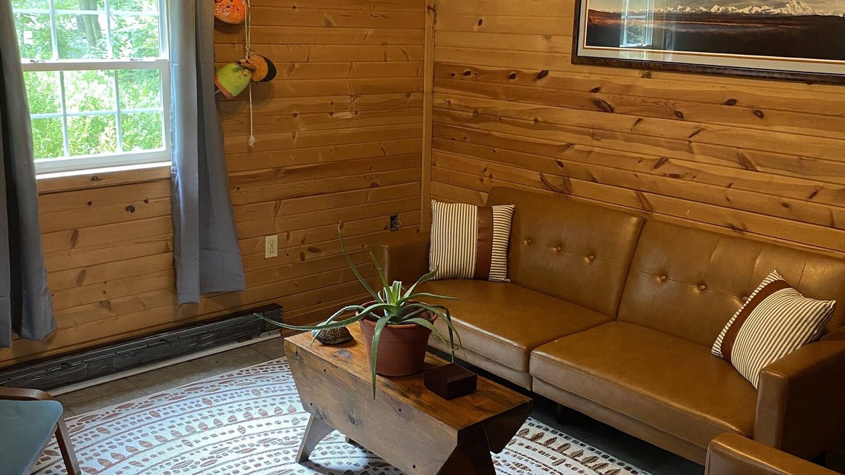 Wilderness Cottage | Cozy pet friendly guest house