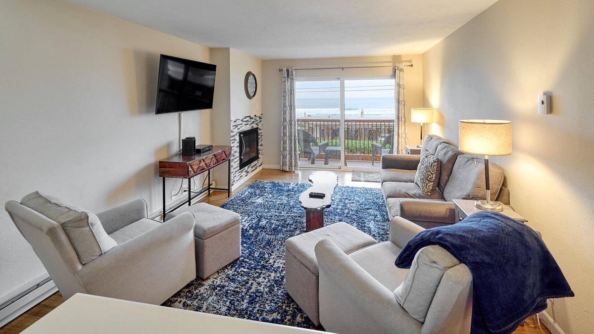 Lincoln City Condo | Cozy Pet-Friendly Condo in Lincoln City with Fireplace, Pool & Hot Tub access!