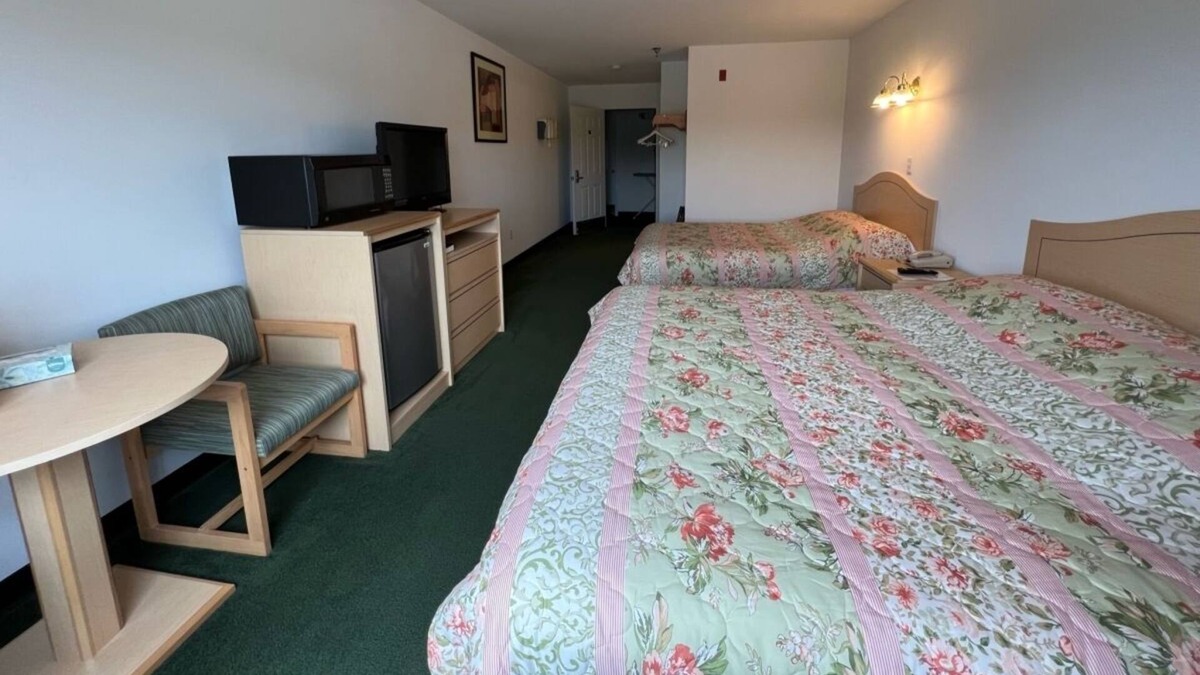 Red Bud Bed & Breakfast | Cozy Petite King + Queen Suite in a Friendly Town!