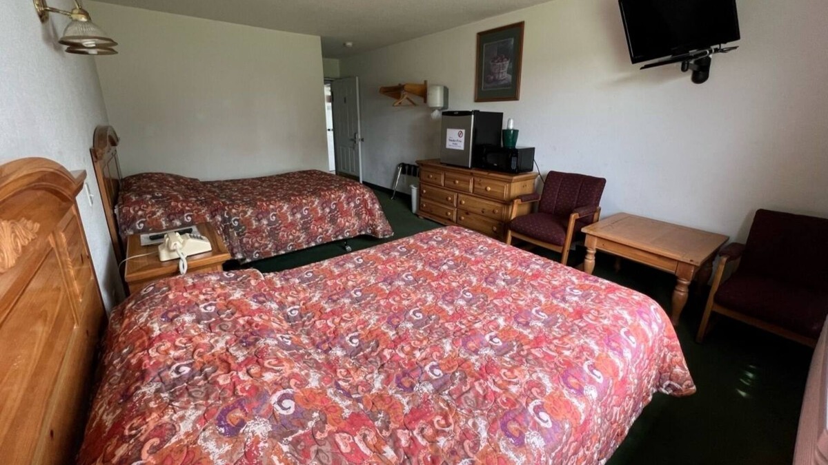 Red Bud Bed & Breakfast | Cozy Petite Queen + Full Room with Free Parking!
