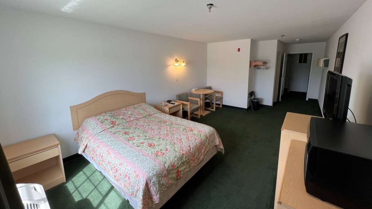 Red Bud Bed & Breakfast | Cozy Petite Queen Suite with Free Breakfast!