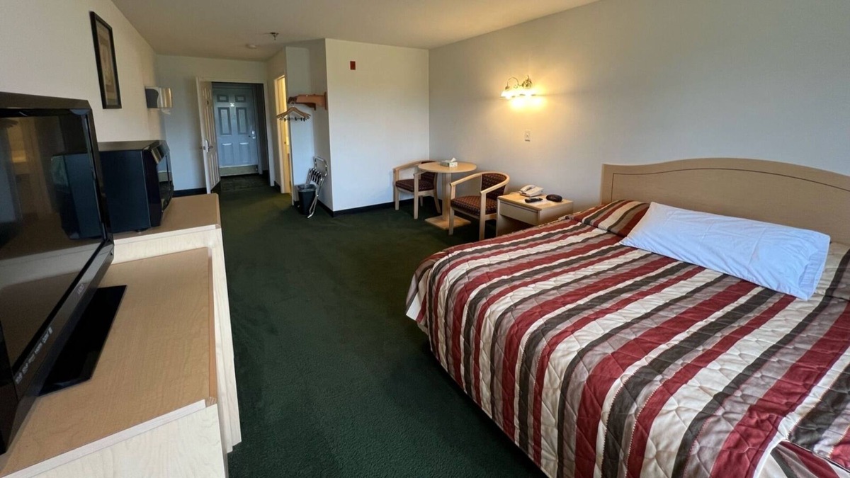 Red Bud Bed & Breakfast | Cozy Petite Single King Suite with Free Breakfast!
