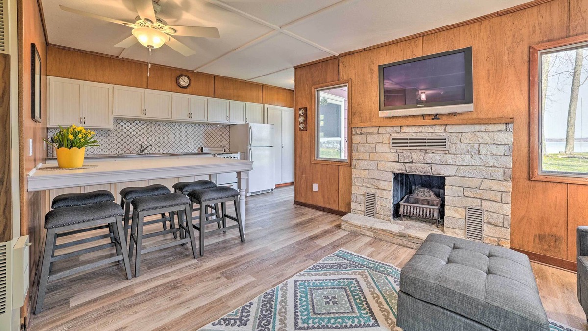 Brutus Cottage | Cozy Petoskey Area Retreat on Burt Lake Access!