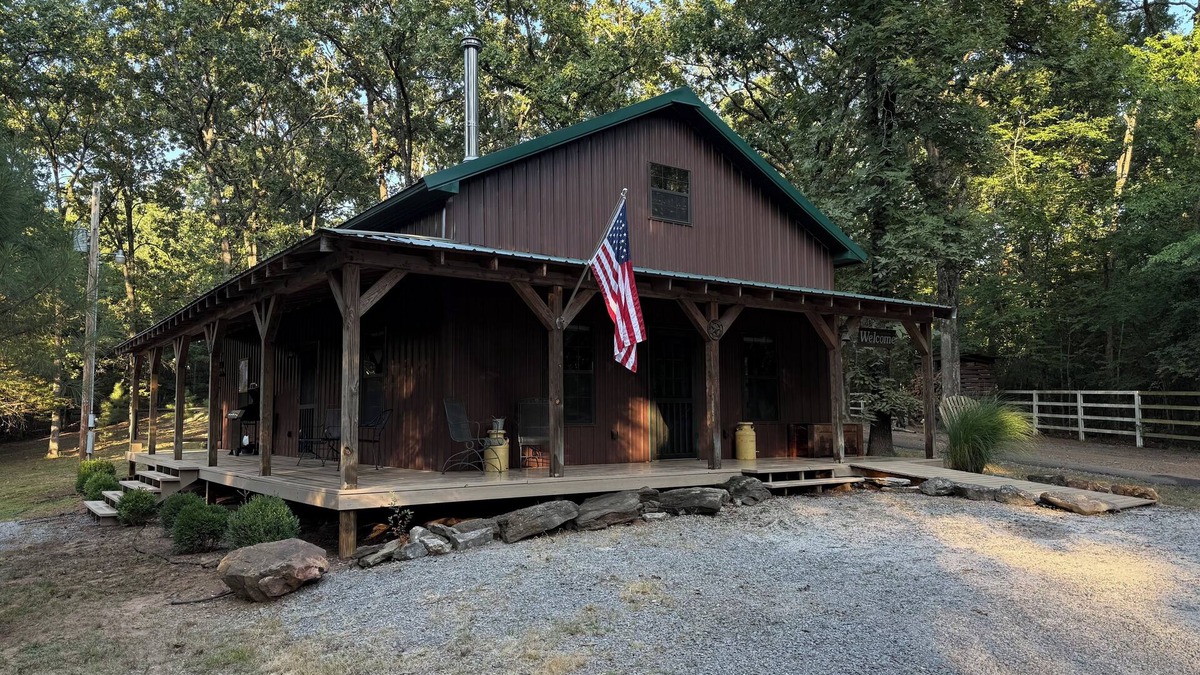 Pettit Cabin | Cozy Pettit Bay/Lake Tenkiller pet friendly cabin. Hunters & Fishermen welcome.