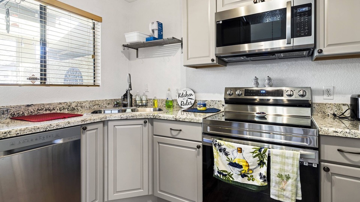 Peters View Condo | Cozy Phoenix Condo Near Biltmore | Pool & BBQ near Golf, Dining and Shops