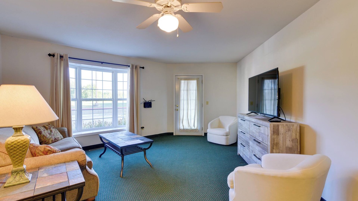 Pigeon Condo | Cozy Pigeon Getaway, Close to Public Beaches!