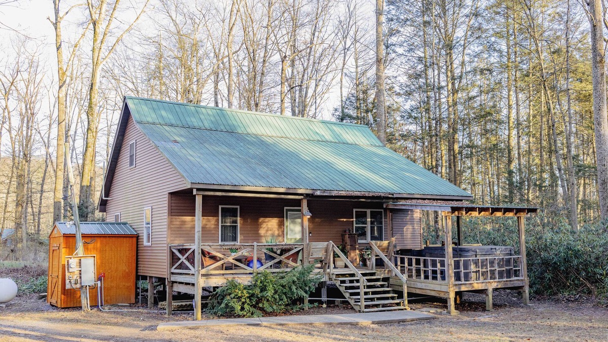 Mifflinburg Cabin | Cozy Pines Log Cabin 2BR+Loft Creekside w/Hot Tub