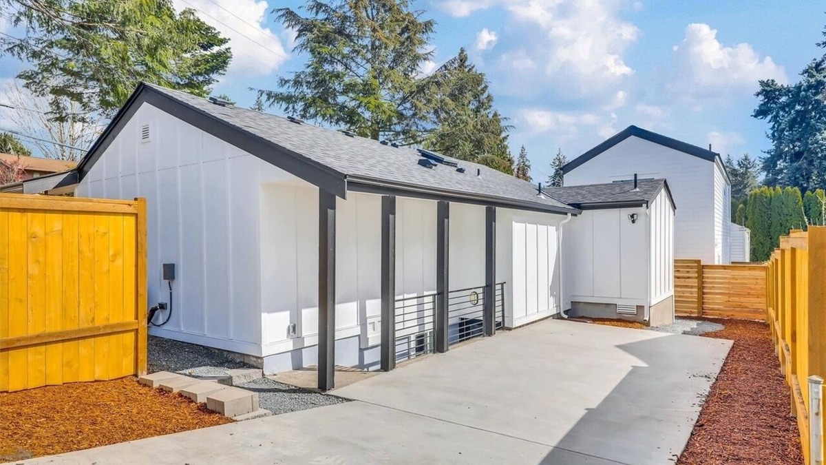 Northgate Apartment | Cozy Place in Northgate, Near Light Rail