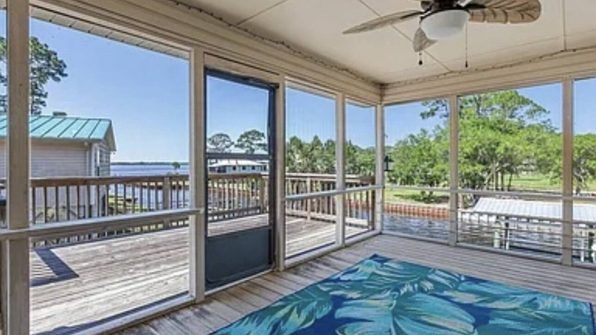 Ochlockonee Bay House | Cozy place on the water! Great for fishing and close to beaches!