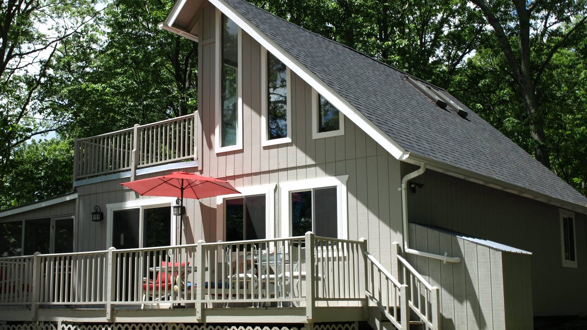 Bushkill House | Cozy Pocono Chalet with Ammenities