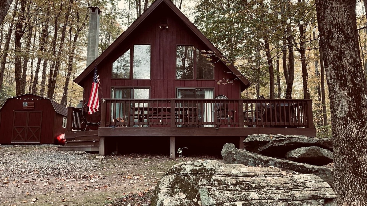 Hamlin House | Cozy Pocono Chalet in Gated Community