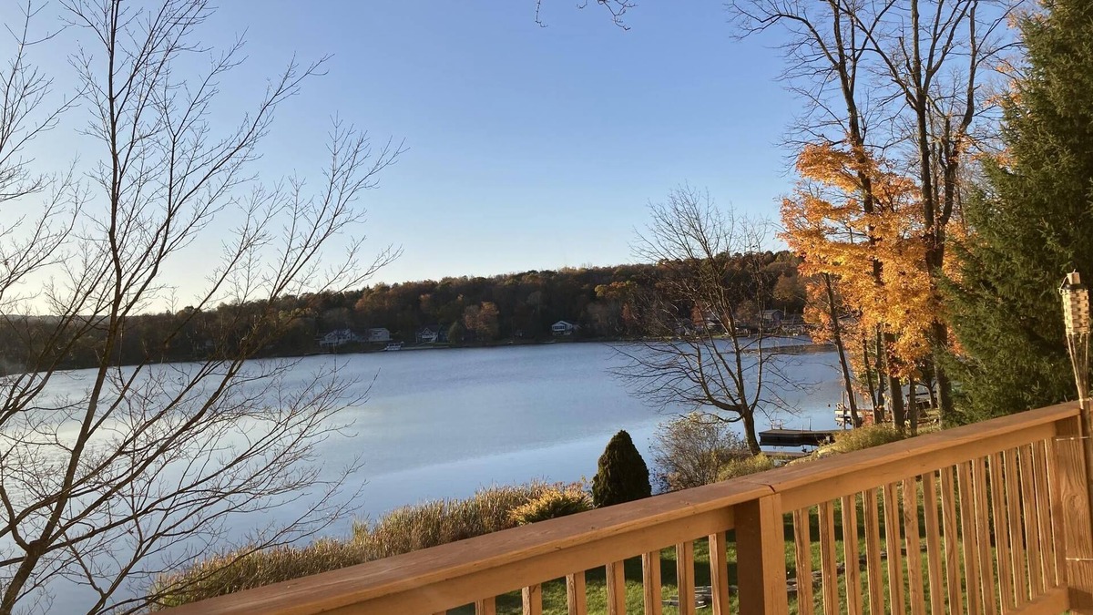 Mt Cobb House | Cozy Pocono Lakefront Mid-Term Vacation Rental near Scranton. 30+ days only!