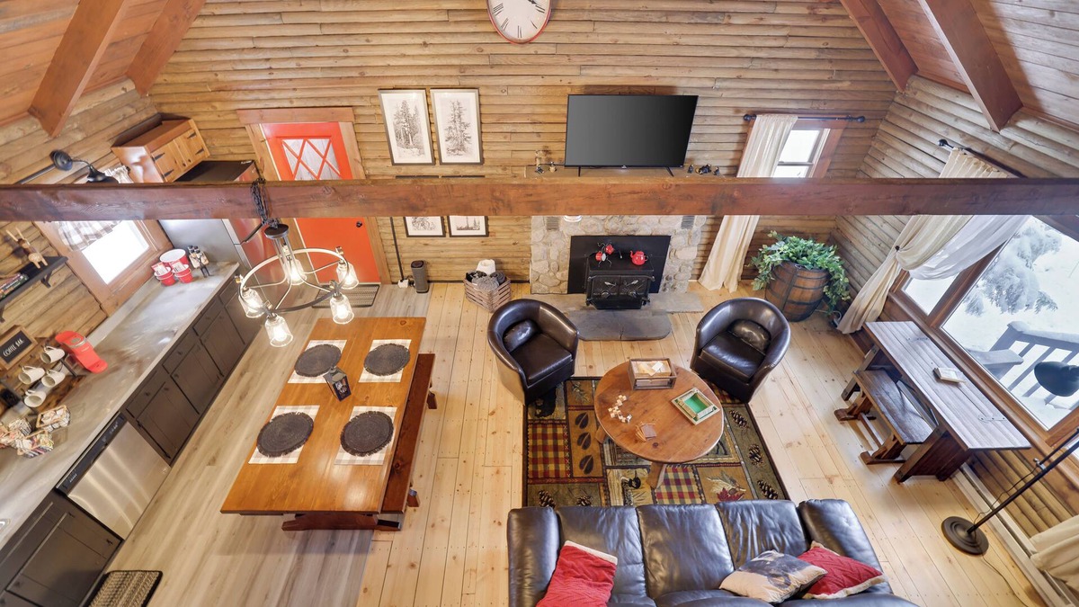 Tobyhanna Cabin | Cozy Pocono Mountain Rustic Log Cabin with Woods View, Loft King Bed