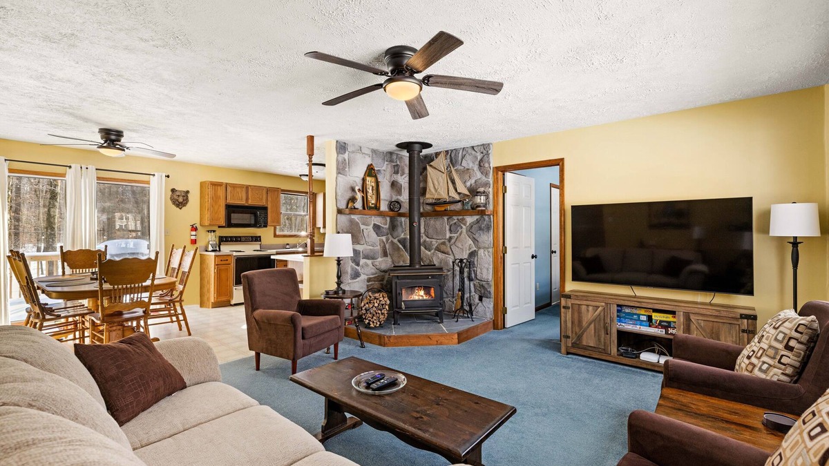 Pocono Lake House | Cozy Pocono Ranch in Arrowhead Lake