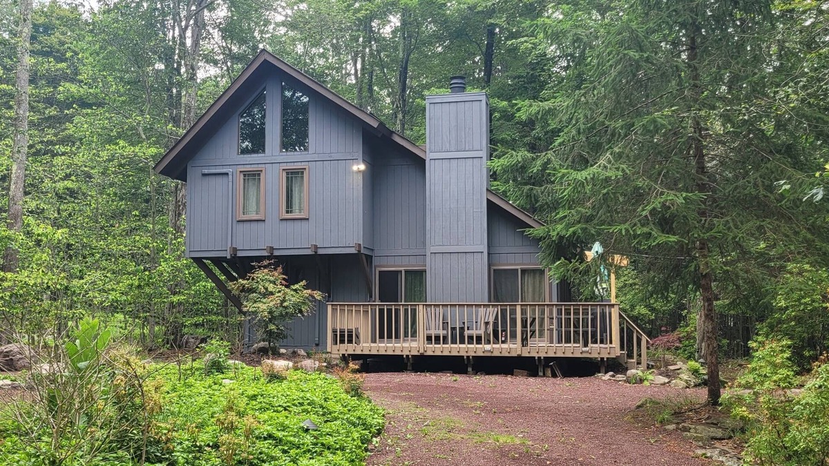 Pocono Pines Cabin | Cozy Pocono retreat for all seasons! Family-sized, pets welcome.