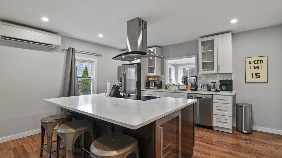 Henryville House | Cozy Pocono Retreat-Modern 3 bed