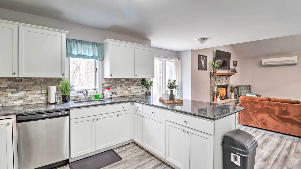 Mount Pocahontas House | Cozy Poconos Escape: Pool Access & Pet-Friendly!