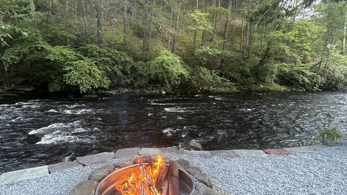 East Stroudsburg Ski Chalet | Cozy Poconos retreat directly on Bushkill Creek w/firepit & wood pellet stove!