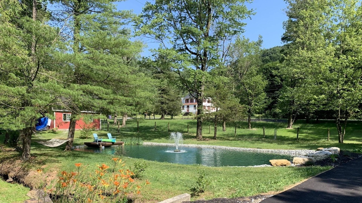 Pequea House | Cozy pond paradise