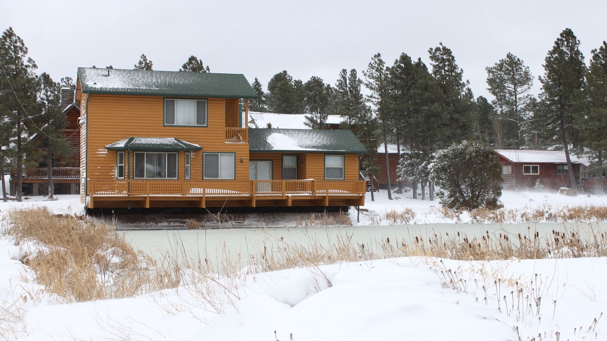 Pinetop-Lakeside Cabin | Cozy Pond-side Cabin