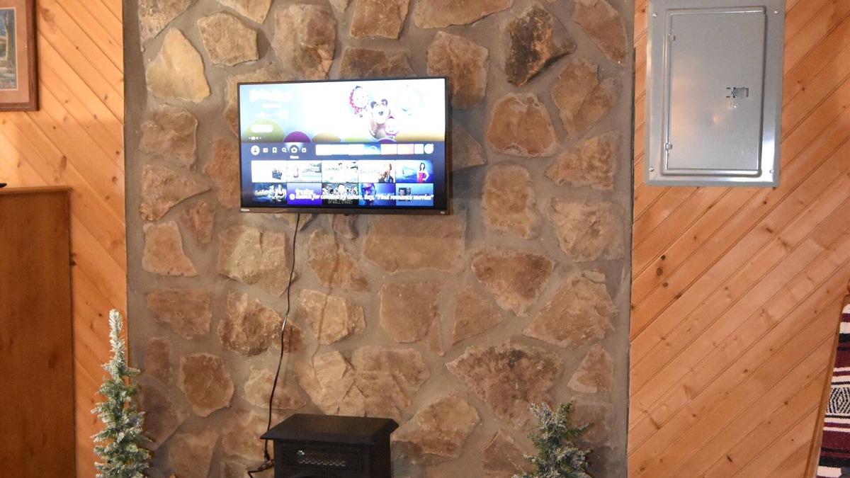 Woodbine Cabin | Cozy pondside cabin near Laurel Lake with full kitchen and laundry