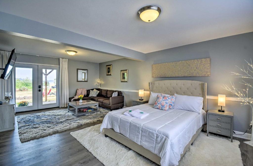 South Colby Apartment | Cozy Port Orchard Home with Grill and Fire Pit!
