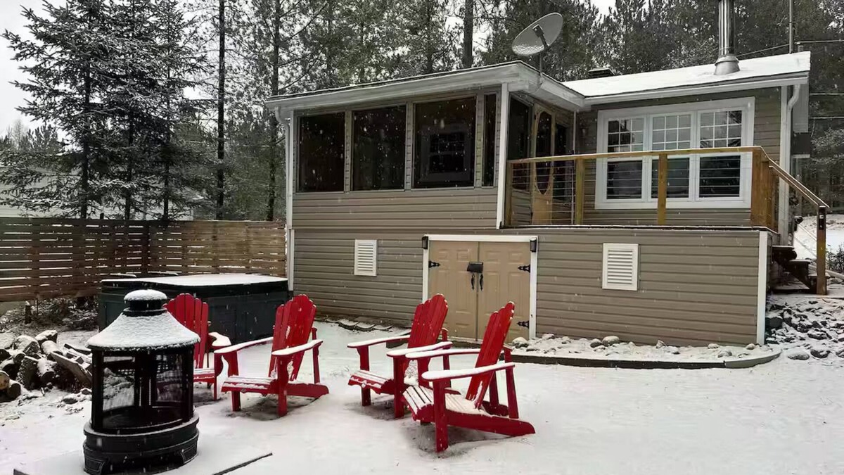 Mauricie Ski Chalet | Cozy private waterfront, fireplaces, SPA for 5 people pets welcome!