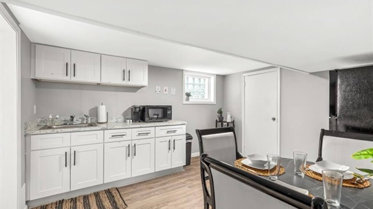Hazel Park Apartment | Cozy & Private 1BR Basement suite in Hazel Park