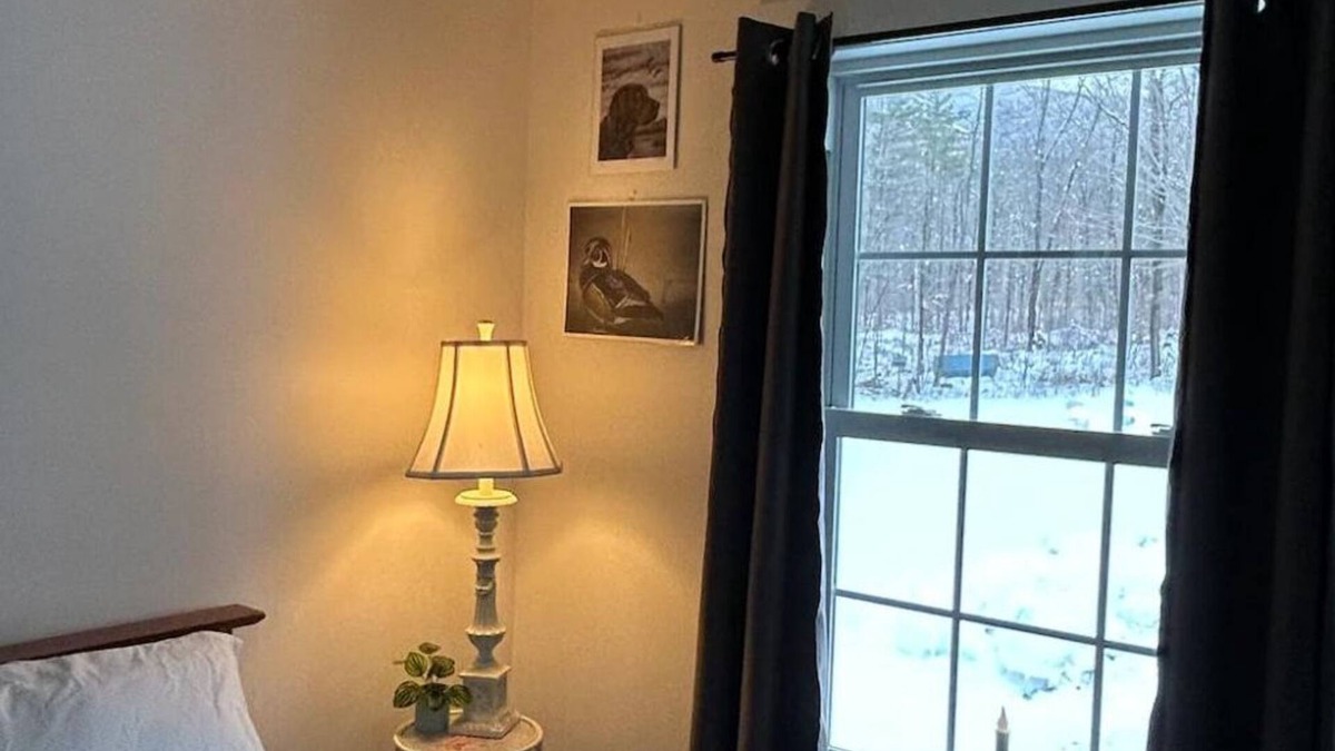 Middlebury House | Cozy Private Bedroom with Own Entrance - No Shower
