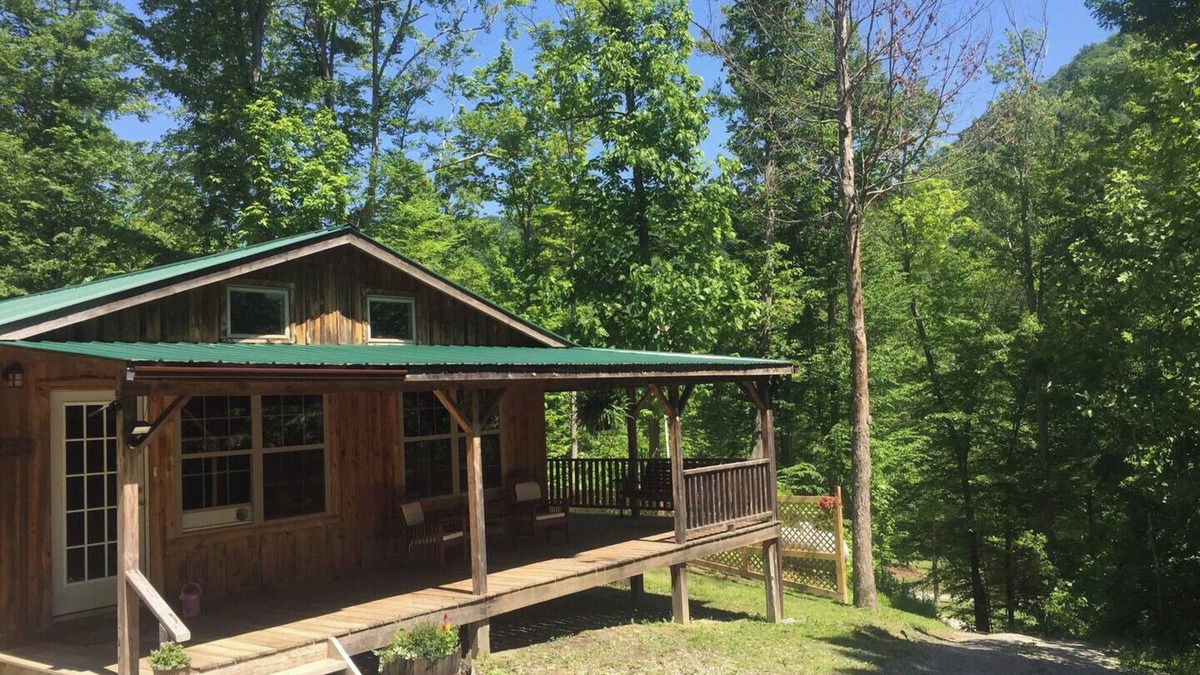 Irvine Cabin | Cozy private Cabin Farm stay with WiFi in Irvine