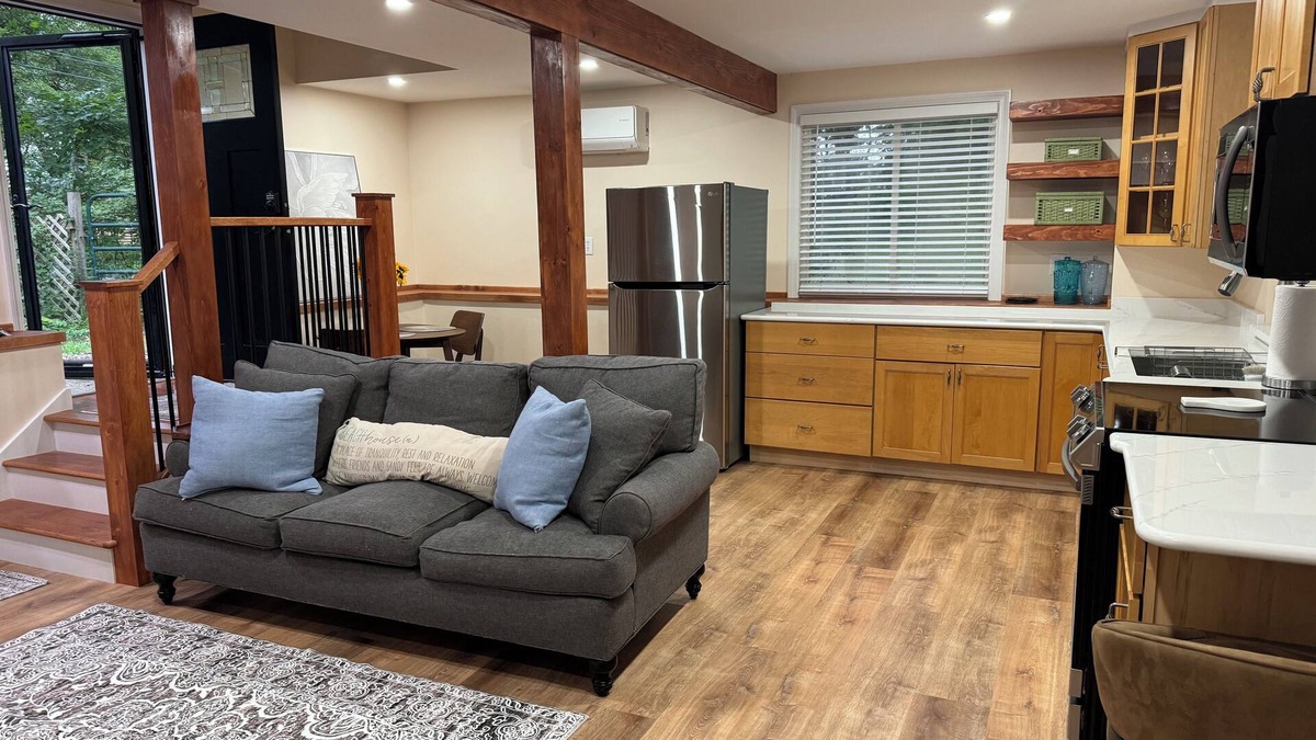 South Kingstown Cottage | Cozy Private Cottage - close to URI, beaches, charming downtown Wakefield & more