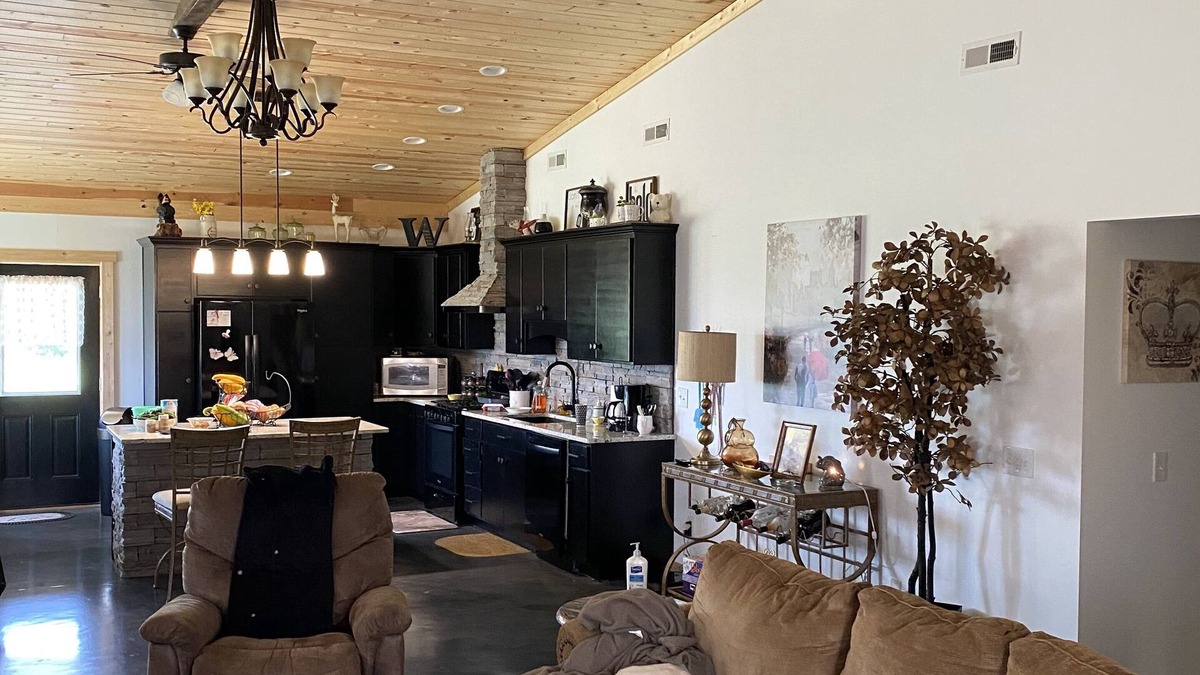 Lewisburg House | Cozy private country retreat