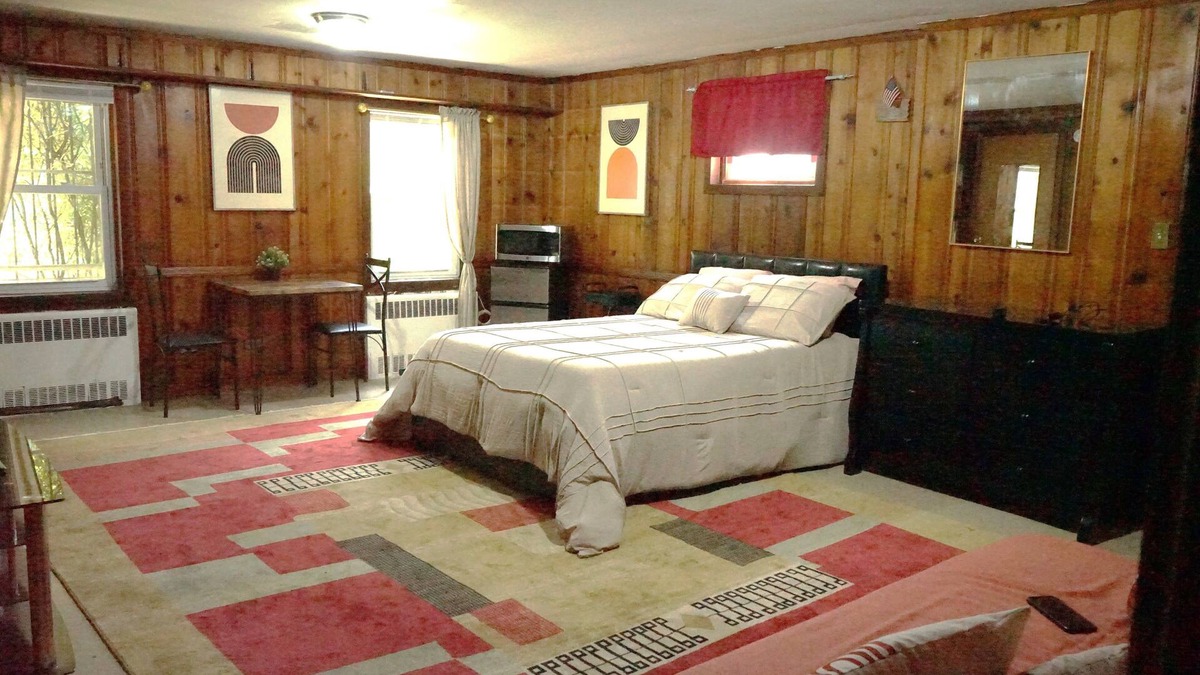 East Flatbush Apartment | Cozy & Private Guest Suite w/Bath & Separate Entry