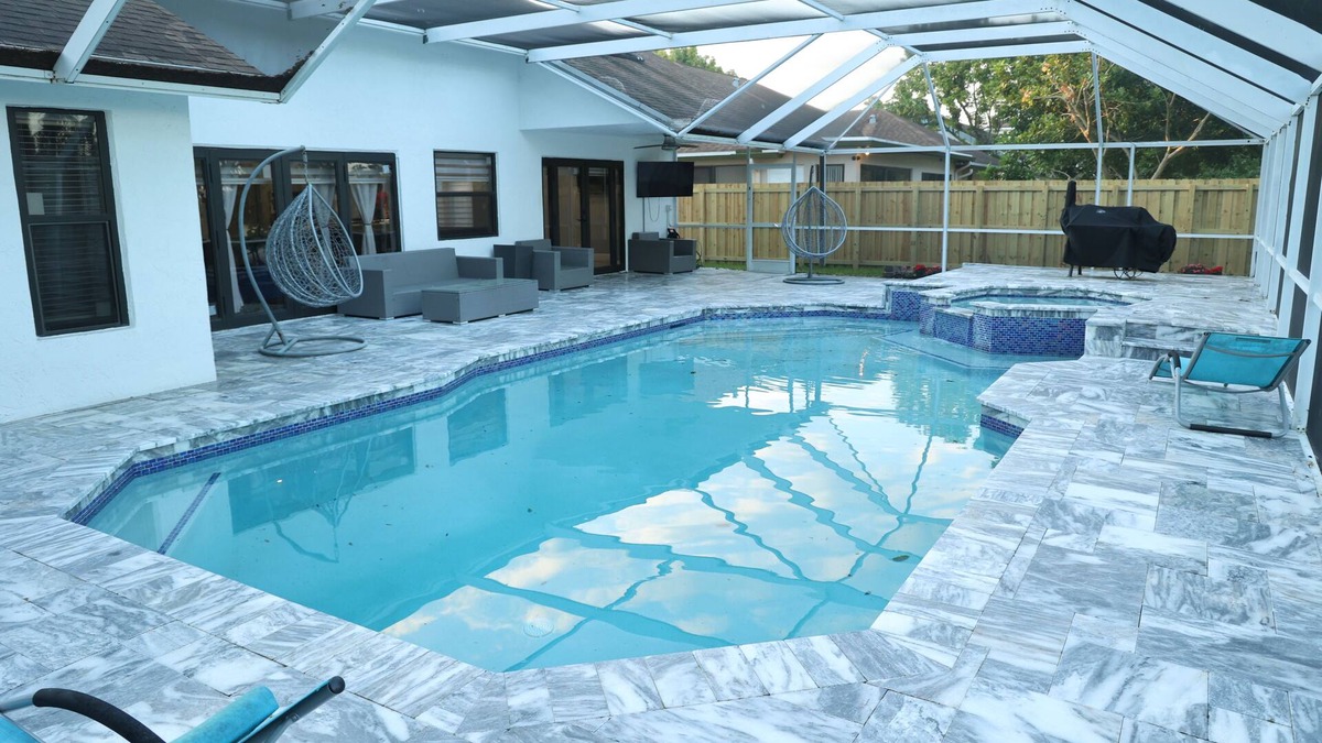 Tamarac House | Cozy✨private home. Pool, Jacuzzi and Lakefront ✨Pool Table 🎱