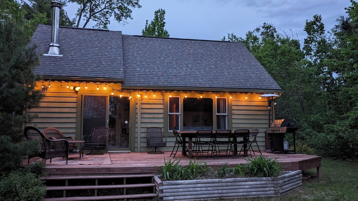 Webster Cabin | Cozy Private Lake Cottage 3-bedroom in the Northwoods with AC, Wi-Fi