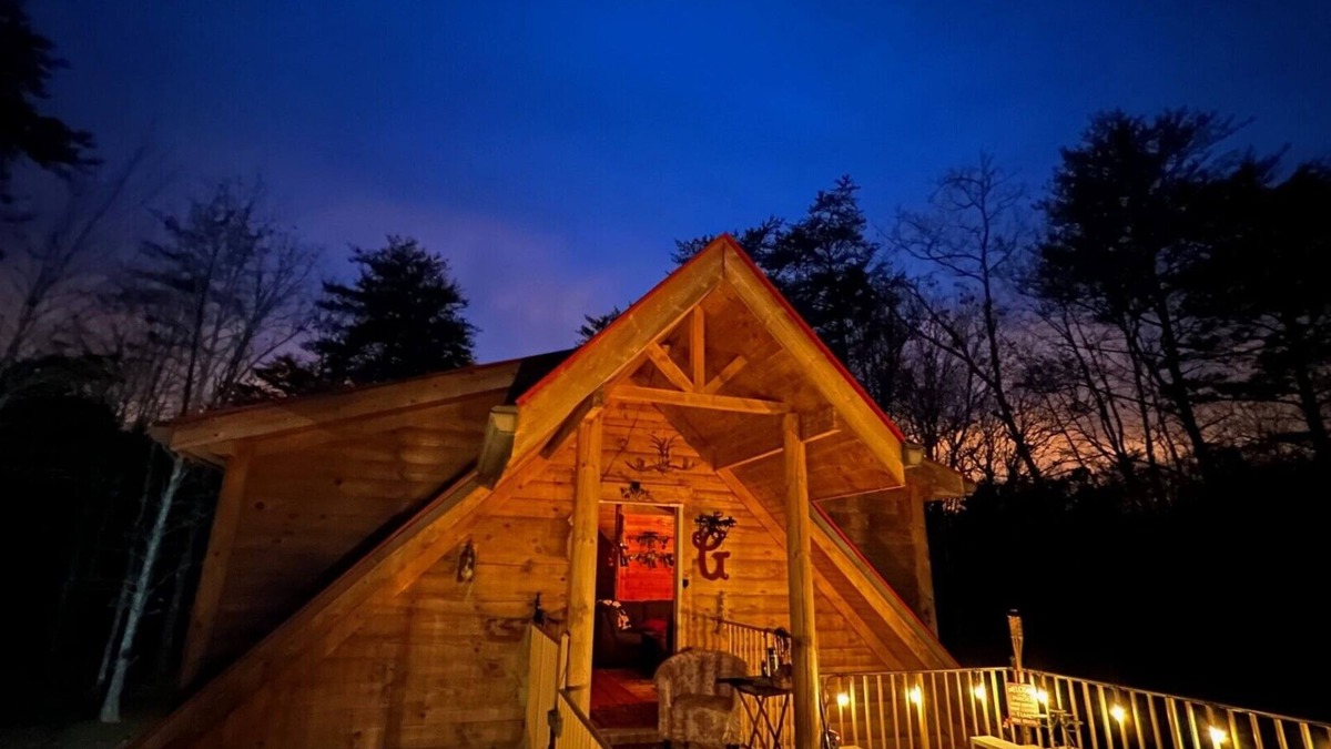 Spencer Cabin | Cozy private log cabin, pet-friendly, waterfall, trails & huge mountain views!
