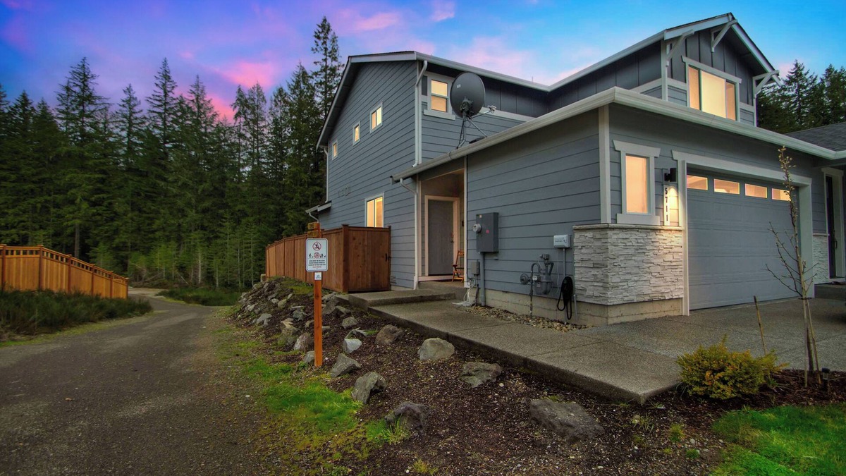 Port Orchard House | Cozy Private Oasis in Port Orchard: 1BR Suite with Trails and Amazing Views
