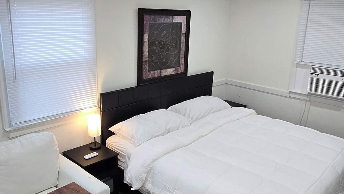Manassas Park House | Cozy Private Room with Full Bathroom, Wi-Fi, and TV!