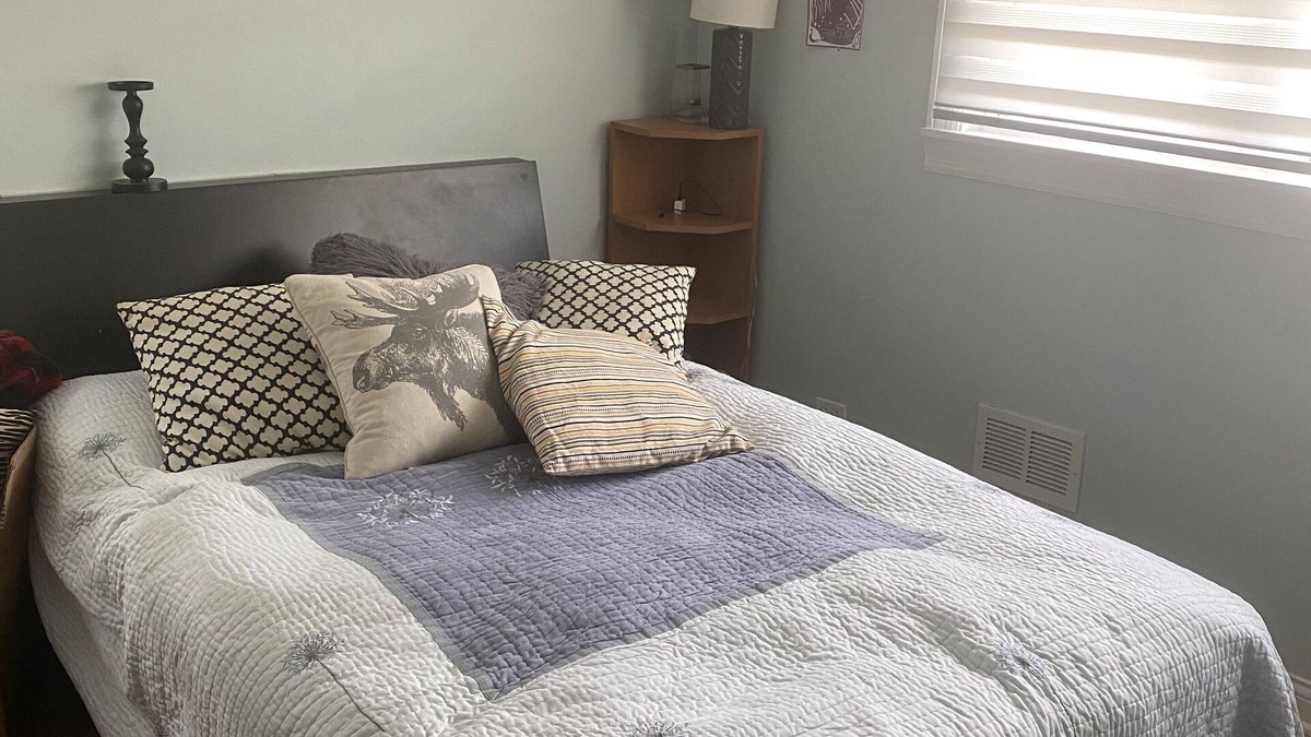 Lake Zurich House | Cozy private room with queen bed in Lake Zurich.