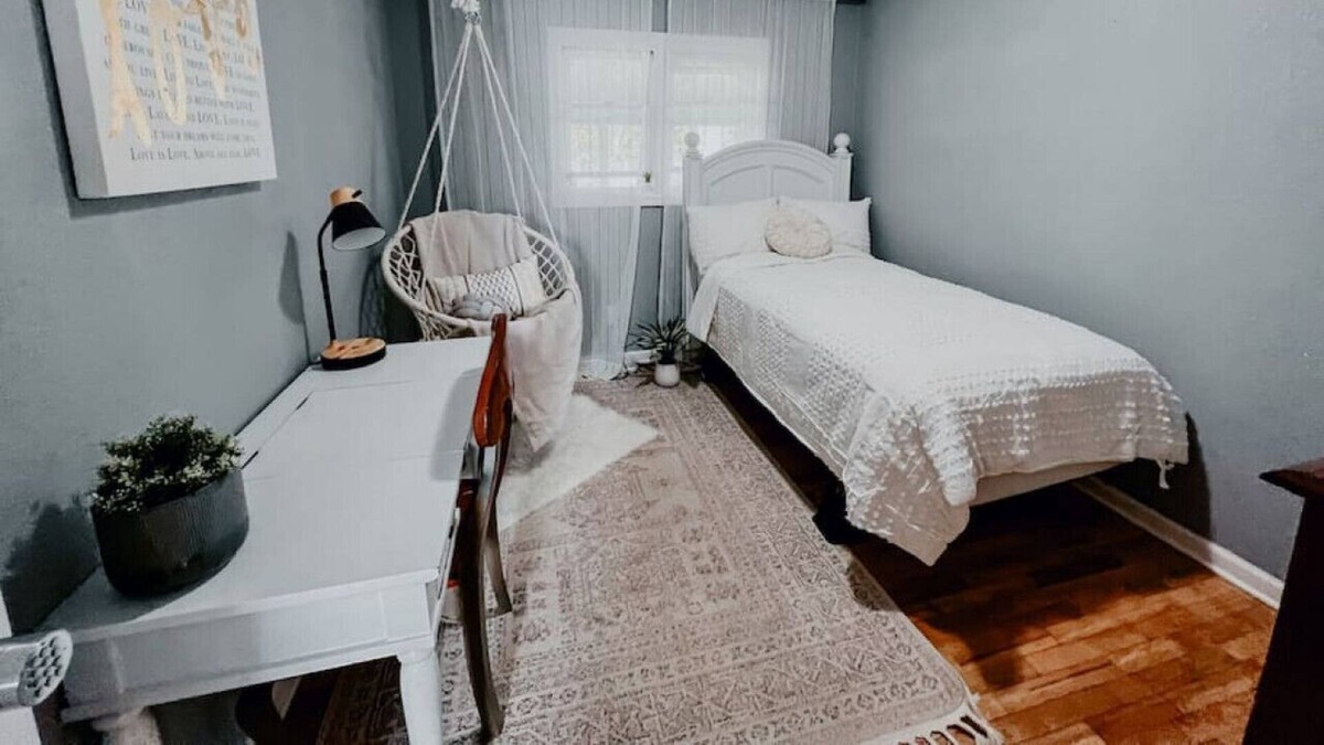Eastwood House | COZY private room with hanging chair parking and kitchen