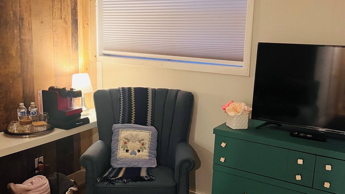 East York Apartment | Cozy private studio, ensuite bath & free parking